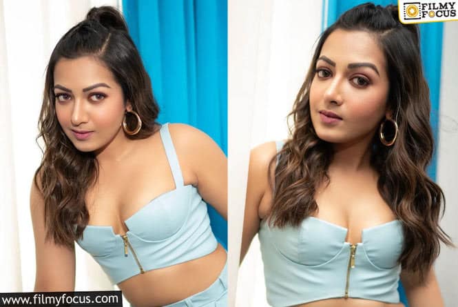 Catherine Tresa: టెంప్టింగ్ ఫోజులతో ఆకర్షిస్తున్న కేథరిన్ .. వైరల్ అవుతున్న ఫోటోలు..!