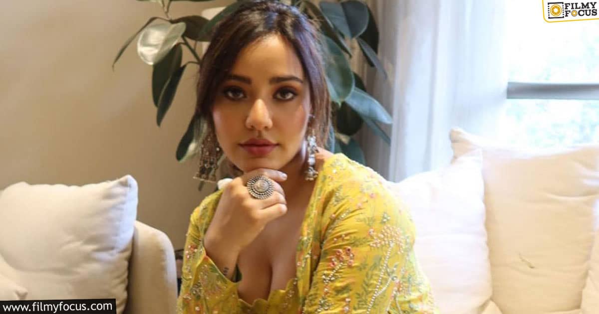 Neha Sharma: ఉప్పొంగే ఎద అందాలు చూపిస్తూ కుర్రాళ్లకు పట్టపగలే చుక్కులు చూపిస్తున్న నేహా శర్మ అందాలు!