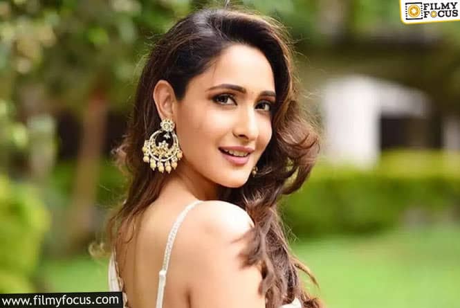 Pragya Jaiswal: మునుపెన్నడూ లేని విధంగా  క్లీవేజ్ షోలతో మతులు పోగొడుతున్న ప్రగ్యా జైస్వాల్.. వైరల్ అవుతున్న లేటెస్ట్ ఫోటోలు.!