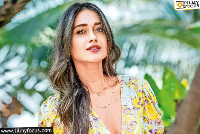 Ileana: బికినీ అందాలు చూపిస్తూ ఇలియానా హాట్‌ సెల్ఫీ.. బీచ్‌లో  మరోసారి బేబీ బంమ్స్ తో రచ్చ..