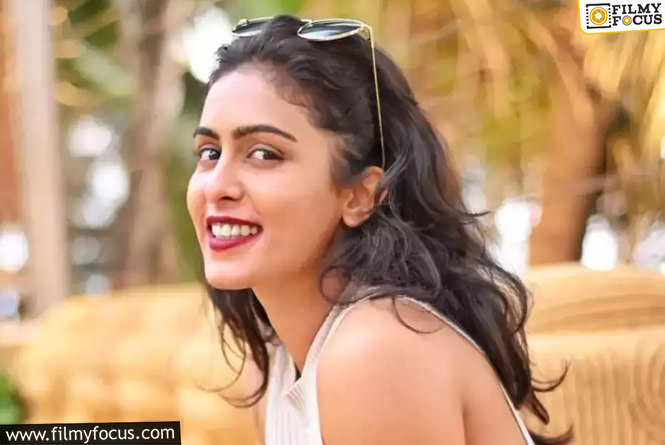 Samyuktha Hegde: సమస్తం  చూపించి కుర్రాలకు నిద్ర లేకుండా చేస్తున్న సంయుక్త హెగ్డే!