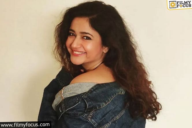 Poonam Bajwa: కుర్రకారు నోరు తడి ఆరిపోయేలా గ్లామర్ షో చేస్తున్న అందాల ముద్దుగుమ్మ పూనమ్ బజ్వా!