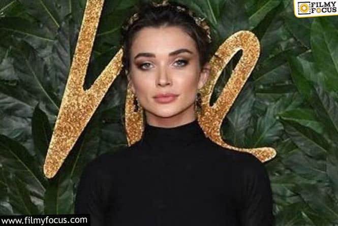 Amy Jackson: బ్లాక్ డ్రస్ లో  అందాలను చూపిస్తూ కురాళ్ల మైండ్ ను బ్లాక్ చేస్తున్న అమీజాక్సన్..!