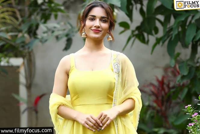 Ruhani Sharma: సెల్ఫీలతో రెచ్చిపోయి రచ్చ చేసిన ముద్దుగుమ్మ.. వైరల్ అవుతున్న రుహానీ శర్మ  ఫోటోలు..!