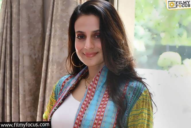 Ameesha Patel: సాలిడ్ గ్లామర్ ట్రీట్ ఇస్తున్న అమీషా పటేల్.. వైరల్ అవుతున్న ఫోటోలు.!