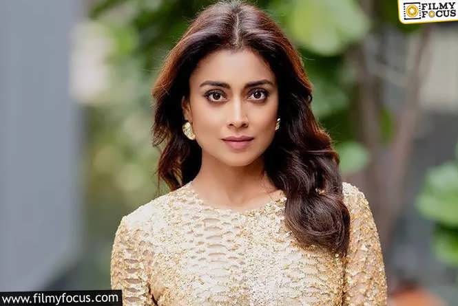 Shriya Saran: హాట్ అందాలతో అదరగొడుతున్న శ్రియ శరన్..వైరల్ అవుతున్న ఫొటోలు..!