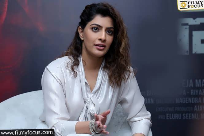 Varalaxmi Sarathkumar: రివ్యూలపై ఫైర్ అయిన వరలక్ష్మి.. అన్ని రోజులు ఆపేయాలంటూ?